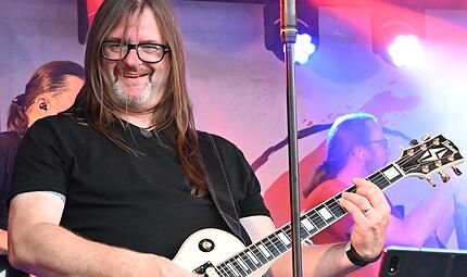 Auf der Bühne am Marktplatz in Ebermannstadt boten „X5Live“ Rockmusik jeglicher Spielart.Forchheim & Fränkische Schweiz Auf der Bühne am Marktplatz in Ebermannstadt boten „X5Live“ Rockmusik jeglicher Spielart.