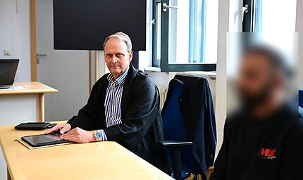 Amtsgericht Bamberg Gefälschte Sprachzertifikate Afghanen Rechtsanwalt Jochen Kaller aus Bamberg und sein Mandant kurz vor Prozessbeginn