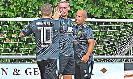 Ein lupenreiner Hattrick gelang Tim Basener (Mitte) für Wimmelbach bei Herzogenaurach II. Auch Christian Manicki (vorne) traf für den Neuling. Sportfoto ZinkForchheim & Fränkische Schweiz Ein lupenreiner Hattrick gelang Tim Basener (Mitte) für Wimmelbach bei Herzogenaurach II. Auch Christian Manicki (vorne) traf für den Neuling. Sportfoto ZinkForchheim & Fränkische Schweiz