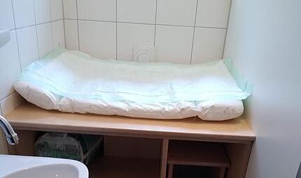 Wickeltische sind selten in Männertoiletten zu finden. Es sind viele kleine Schwierigkeiten wie diese, auf die Männer treffen, die sich in Erziehungsverantwortung einbringen wollen. Wickeltische sind selten in Männertoiletten zu finden. Es sind viele kleine Schwierigkeiten wie diese, auf die Männer treffen, die sich in Erziehungsverantwortung einbringen wollen.