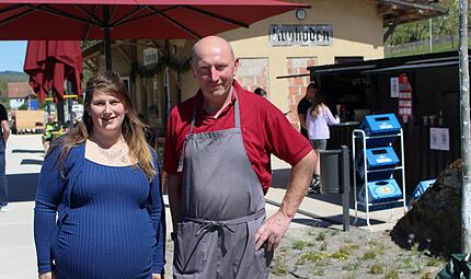 Jenny Andres und ihr Vater Peter Andres betreiben gemeinsam mit der Familie den Imbiss am Gleispark Rupboden. Jenny Andres und ihr Vater Peter Andres betreiben gemeinsam mit der Familie den Imbiss am Gleispark Rupboden.