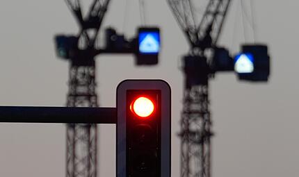 Die Senkung der Mineralölsteuer ist purer Aktionismus. Sie kostet den Staat Milliarden, bringt wenig und ist zudem ungerecht. Bei anderen Reformvorhaben steht die Regierung weiter auf der Bremse, kritisiert Gerd Schneider. Die Senkung der Mineralölsteuer ist purer Aktionismus. Sie kostet den Staat Milliarden, bringt wenig und ist zudem ungerecht. Bei anderen Reformvorhaben steht die Regierung weiter auf der Bremse, kritisiert Gerd Schneider.