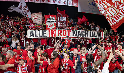 "Alle in Rot nach Ulm!" Unter diesem Motto geht es für etwa 200 Bamberger Fans am Samstag zum Auswärtsspiel nach Ulm. Beim Heimspiel am Montag mischten sich auch einige Hagener Anhänger unter die Bamberger Fans. "Alle in Rot nach Ulm!" Unter diesem Motto geht es für etwa 200 Bamberger Fans am Samstag zum Auswärtsspiel nach Ulm. Beim Heimspiel am Montag mischten sich auch einige Hagener Anhänger unter die Bamberger Fans.