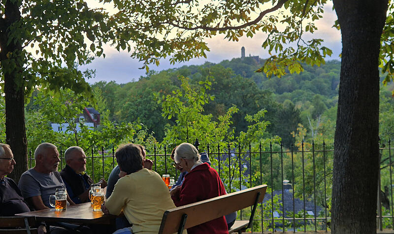 Im Biergarten der Brauerei Greifenklau haben die Gäste einen schönen Blick auf die Altenburg. Im Biergarten der Brauerei Greifenklau haben die Gäste einen schönen Blick auf die Altenburg.