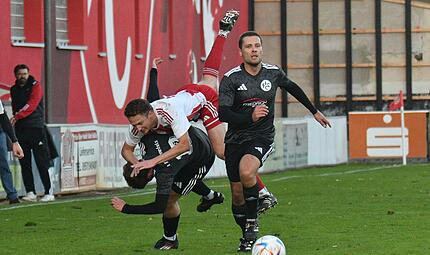 Die TSV Staffelstein und der FC Lichtenfels II schenkten sich im Derby nichts. Am Ende setzten sich die Badstädter mit 1:0 durch. Die TSV Staffelstein und der FC Lichtenfels II schenkten sich im Derby nichts. Am Ende setzten sich die Badstädter mit 1:0 durch.