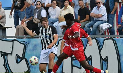 Der Kronacher Youssouf Samoura (rechts) spitzelt den Ball vom Fuß des Burgkunstadters Julian Willnecker. Der Kronacher Youssouf Samoura (rechts) spitzelt den Ball vom Fuß des Burgkunstadters Julian Willnecker.
