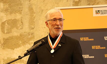 Michael Genniges erhält oberfränkische Bezirksmedaille in Silber Michael Genniges erhält oberfränkische Bezirksmedaille in Silber