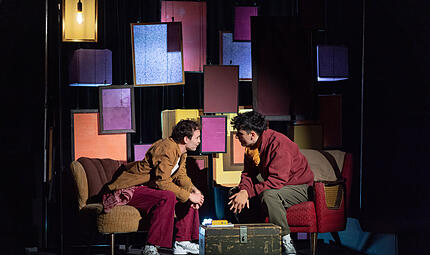 Premiere in der Coburger Reithalle Janik (Jonas Hämmerle, links) und Samuel (Adriano Henseler) stehen vor dem Aufbruch ins eigene Leben.