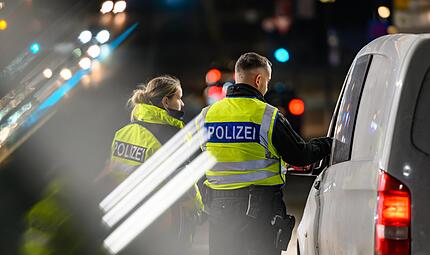 Zwei Beamte der Bundespolizei kontrollieren am deutsch-polnischen Grenzübergang bei der Einreise nach Deutschland den Fahrer eines Kleintransporters. Die Union will an Grenzkontrollen festhalten. Zwei Beamte der Bundespolizei kontrollieren am deutsch-polnischen Grenzübergang bei der Einreise nach Deutschland den Fahrer eines Kleintransporters. Die Union will an Grenzkontrollen festhalten.