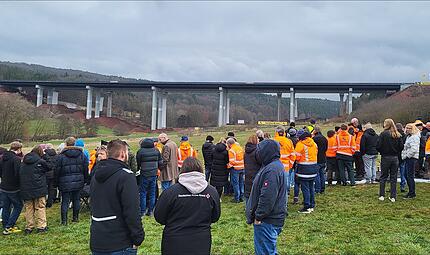Die Sprengung der Thalaubachtalbrücke bei EichenzellDie Sprengung der Thalaubachtalbrücke bei Eichenzell Die Sprengung der Thalaubachtalbrücke bei Eichenzell: Viele Zuschauer waren da.
