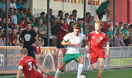 Der TSV Neudrossenfeld um Mikel Seiter (am Ball) feierte mit einem 2:1-Auswärtserfolg gegen den FC Lichtenfels den Einzug ins Achtelfinale. Der TSV Neudrossenfeld um Mikel Seiter (am Ball) feierte mit einem 2:1-Auswärtserfolg gegen den FC Lichtenfels den Einzug ins Achtelfinale.