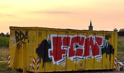 Graffiti Zwei „Wahrzeichen" des Landkreises Erlangen-Höchstadt: Die Wehrkirche in Hannberg und ein FCN-Graffiti.