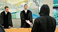 Im Prozess um die Messerattacke vor einem Club am Haugerkirchplatz in Würzburg ging es am vierten Verhandlungstermin unter anderem um die Frage der Zeugenbeeinflussung. Im Prozess um die Messerattacke vor einem Club am Haugerkirchplatz in Würzburg ging es am vierten Verhandlungstermin unter anderem um die Frage der Zeugenbeeinflussung.
