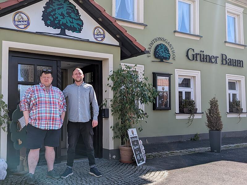Neustart im Grünen Baum in Bad Staffelstein mit fränkischer Küche und Live-Musik – Gastwirt Peter Mejsner (links) und Mitarbeiter Gregor. Neustart im Grünen Baum Bad Staffelstein mit fränkischer Küche und Live-Musik - Gastwirt Peter Mejsner (links) und Mitarbeiter Gregor.