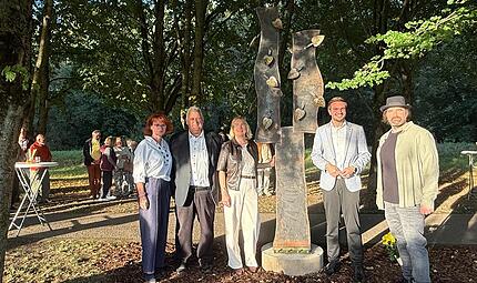 Die Baille-Maille-Allee ist um ein Kunstwerk reicher: Der Schicksalsbaum von Ralf Vizethum wurde eingeweiht. Mit dabei (von links): Pia Aßmann, Bürgermeister Gerhard Schneider, die stellvertretende Vorsitzende des Förderkreises Baille-Maille-Linde... Die Baille-Maille-Allee ist um ein Kunstwerk reicher: Der Schicksalsbaum von Ralf Vizethum wurde eingeweiht. Mit dabei (von links): Pia Aßmann, Bürgermeister Gerhard Schneider, die stellvertretende Vorsitzende des Förderkreises Baille-Maille-Linde...
