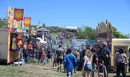 Walberlafest Samstag 2026Forchheim & Fränkische Schweiz Bei schönstem Sommerwetter sind viele Leute aus Nah und Fern am Samstag, 2. Mail, zum Volksfest auf das Walberla gepilgert.
