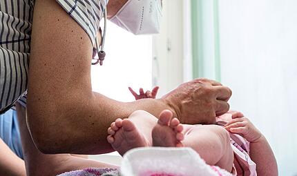 Ein Kinderarzt verabreicht einem Kleinkind eine Impfung. Ein Kinderarzt verabreicht einem Kleinkind eine Impfung.