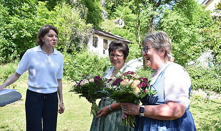 CSU-Bundestagsabgeordnete Emmi Zeulner (l.) eröffnet die „Offene Gartentür“ und dankt Ingrid Steger (r.) und Gudrun Pöhner, Vorsitzende des Gartenbauvereins in Hiltpoltstein.Forchheim & Fränkische Schweiz CSU-Bundestagsabgeordnete Emmi Zeulner (l.) eröffnet die „Offene Gartentür“ und dankt Ingrid Steger (r.) und Gudrun Pöhner, Vorsitzende des Gartenbauvereins in Hiltpoltstein.