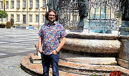 Kabarettist und Autor Florian Herrnleben auf dem Maxplatz in Bamberg Kabarettist und Autor Florian Herrnleben auf dem Maxplatz in Bamberg