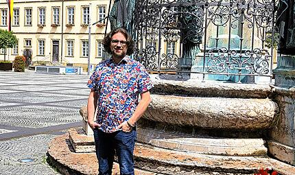 Kabarettist und Autor Florian Herrnleben auf dem Maxplatz in Bamberg Kabarettist und Autor Florian Herrnleben auf dem Maxplatz in Bamberg