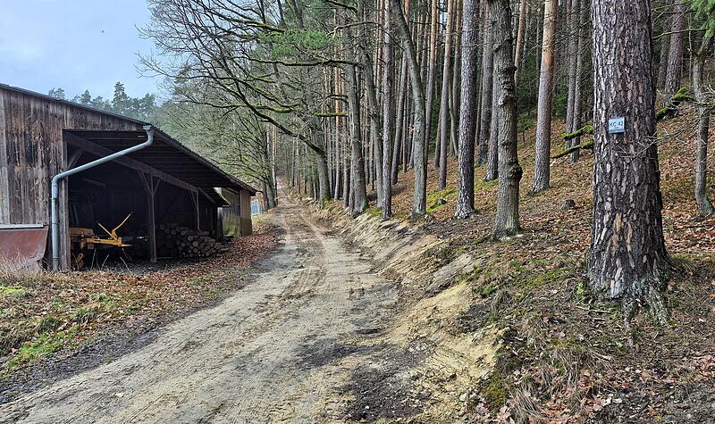 Um diesen Weg dreht sich der Streit der Verlegung einer neuen Stromleitung. Um diesen Weg dreht sich der Streit der Verlegung einer neuen Stromleitung.