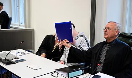 Landgericht Bamberg Raubüberfall Rentweinsdorf Sinti-Clan Rechtsanwältin Gabriele Lehnert aus Hofheim im Taunus spricht mit ihrem Mandanten; daneben Rechtsanwalt Franz Xaver Wittel aus München