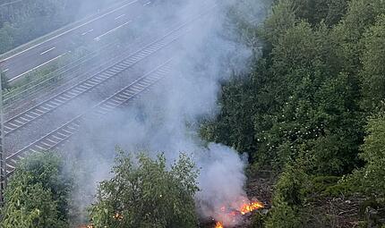 Vegetationsbrand am Dienstagabend an der Bahnlinie oberhalb der Leinemühle. Vegetationsbrand am Dienstagabend an der Bahnlinie oberhalb der Leinemühle.