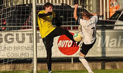 Der Stockheimer Keeper Benjamin Rank muss mit dem Fuß vor dem Haiger Max Dotzauer abwehren, da er den Ball als Rückpass nicht aufnehmen darf. Der Stockheimer Keeper Benjamin Rank muss mit dem Fuß vor dem Haiger Max Dotzauer abwehren, da er den Ball als Rückpass nicht aufnehmen darf.