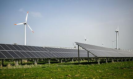 Windräder hinter Solaranlagen Windräder hinter Solaranlagen