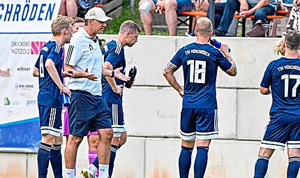 Achim Engel (im weißen Polo) im Kreise seiner Mannschaft. Im Kreuzfeuer seiner Kritik sind aber nicht seine Spieler, sondern die Unparteiischen. Archiv/Hagen Lehmann Achim Engel (im weißen Polo) im Kreise seiner Mannschaft. Im Kreuzfeuer seiner Kritik sind aber nicht seine Spieler, sondern die Unparteiischen. Archiv/Hagen Lehmann