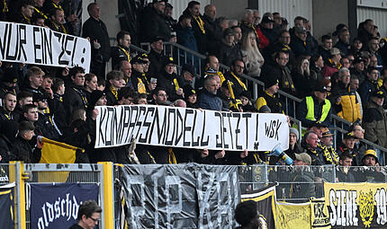 Sport Fußball Saison 2025 / 2026 Regionalliga Bayern 24. Spieltag am Samstag 21.03.2026 Spielort Bayreuth Hans-Walter-Wild-Stadion Spielbeginn 14.00 h SpVgg Bayreuth gegen TSV Schwaben Augsburg Halbzeitergebnis 1:0 Endstand 2:0 Banner Kompassmo Sport Fußball Saison 2025 / 2026 Regionalliga Bayern 24. Spieltag am Samstag 21.03.2026 Spielort Bayreuth Hans-Walter-Wild-Stadion Spielbeginn 14.00 h SpVgg Bayreuth gegen TSV Schwaben Augsburg Halbzeitergebnis 1:0 Endstand 2:0 Banner Kompassmo