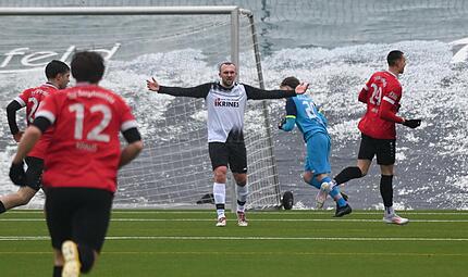Der Sander Ralph Thomann ärgert sich nach dem dritten Gegentor im Spiel beim TSV Bergrheinfeld. Der Sander Ralph Thomann ärgert sich nach dem dritten Gegentor im Spiel beim TSV Bergrheinfeld.