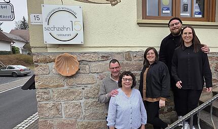 Generationswechsel in Stralsbach im Weißen Rössl Generationswechsel in Stralsbach im Weißen Rössl: Michael und Lisa Hergenröder stehen jetzt an der Spitze des Landgasthofs "Zum Weißen Rössl", Michaels Schwester Verena ist darüber glücklich. Die Eltern Thomas und Arnita haben nun weniger Verantwortung (von oben rechts).