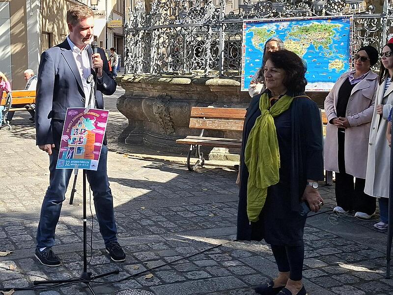 Eröffnung mit Bürgermeister Jonas Glüsenkamp und Mitra Sharifi vom Migrantinnen- und Migrantenbeirat Eröffnung mit Bürgermeister Jonas Glüsenkamp und Mitra Sharifi vom Migrantinnen- und Migrantenbeirat
