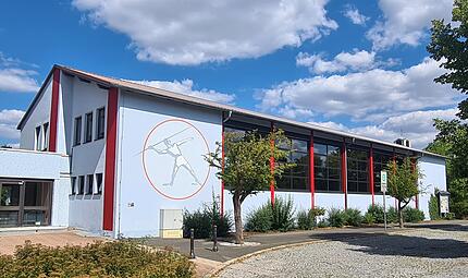 Redwitz: Turnhalle nicht nutzbarRedwitz: Turnhalle nicht nutzbar Die Schulturnhalle in Redwitz von außen. Sie wurde stets instandgehalten. Trotzdem wurden nun gefährliche Mängel im Dach entdeckt.