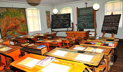Als wären die letzten Schüler gerade in die Pfingstferien aufgebrochen: so sieht es im Inneren des Ködnitzer Dorfschulmuseums aus. Als wären die letzten Schüler gerade in die Pfingstferien aufgebrochen: so sieht es im Inneren des Ködnitzer Dorfschulmuseums aus.