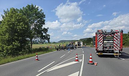 Schwerer Verkehrsunfall an der B287: Feuerwehr und Rettungskräfte sichern die Unfallstelle. Schwerer Verkehrsunfall an der B287: Feuerwehr und Rettungskräfte sichern die Unfallstelle.