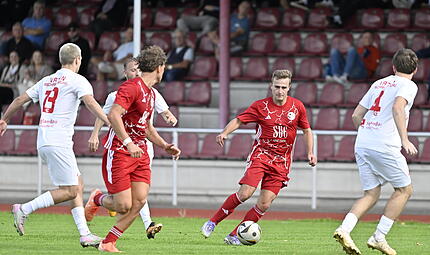 Vor zwei Wochen gegen Vatanspor Aschaffenburg verirrten sich nur 100 Zuschauer ins Coburger Dr.-Stocke-Stadion. Am Freitagabend sollen deutlich mehr Fußballinteressierte Adrian Guhling (am Ball) & Co. sehen. Hagen Lehmann Vor zwei Wochen gegen Vatanspor Aschaffenburg verirrten sich nur 100 Zuschauer ins Coburger Dr.-Stocke-Stadion. Am Freitagabend sollen deutlich mehr Fußballinteressierte Adrian Guhling (am Ball) & Co. sehen. Hagen Lehmann