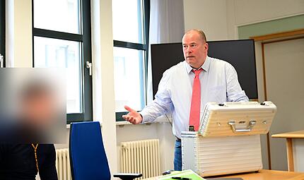 Amtsgericht Bamberg Jugendbande ZOB Tritt gegen Kopf eines Obdachlosen Der Angeklagte und sein Rechtsanwalt Thomas Drehsen aus Bamberg kurz vor Aufruf der Sache