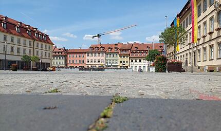 Maxplatz Bamberg Hitzecheck Seit vielen Jahren streitet Bamberg darüber, wie der Maxplatz besser begrünt werden könnte, um die Sommerhitze zu mildern.