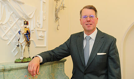 Prinz HubertusPrinz Hubertus Hubertus Prinz von Sachsen-Coburg und Gotha in seinem Arbeitszimmer. Seit dem Tod seines Vaters Andreas im April 2025 ist er Chef des Hauses Sachsen-Coburg und Gotha.