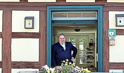 Dieter Reisenweber, langjähriger Gemeinderat und Zweiter Bürgermeister, vor dem Rathaus in Untermerzbach, in dem er seit dem 1. Mai das Sagen hat. Dieter Reisenweber, langjähriger Gemeinderat und Zweiter Bürgermeister, vor dem Rathaus in Untermerzbach, in dem er seit dem 1. Mai das Sagen hat.