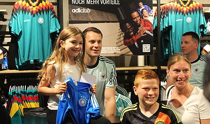 Manuel Neuer posiert mit Lia Philipp (li.) und ihrem Bruder Ben für ein Foto. Viele hundert Kids waren von der Autogrammstunde begeistert. Manuel Neuer posiert mit Lia Philipp (li.) und ihrem Bruder Ben für ein Foto. Viele hundert Kids waren von der Autogrammstunde begeistert.