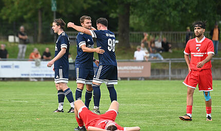 TV Haßfurt vs. DJK Dampfach, Haßfurt, Sportgelände Lengfeldweg Der Dampfacher Sabir Osmanaj (Nr. 98) umarmt Dominik Halbig nach dessen zweiten Tor.