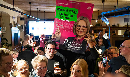 Martina Hebendanz ist erste Oberbürgermeisterin in ForchheimForchheim & Fränkische Schweiz Die Menge jubelt, Martina Hebendanz ist Forchheims neue Oberbürgermeisterin. Warum der neue Job für die CSU-Politikerin kein Selbstläufer wird und warum sie den Kraftakt meistern kann, kommentiert unser Autor.