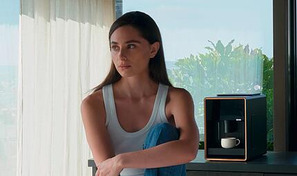 Als neue Markenbotschafterin präsentiert die französische Violinistin Esther Abrami den neuen Kaffeevollautomaten von Loewe. Loewe Als neue Markenbotschafterin präsentiert die französische Violinistin Esther Abrami den neuen Kaffeevollautomaten von Loewe. Loewe