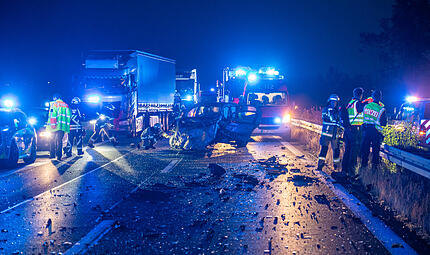 Geisterfahrer verursacht schweren Unfall auf der A70: Fahrschulauto beteiligt Geisterfahrer verursacht schweren Unfall auf der A70: Fahrschulauto beteiligt
