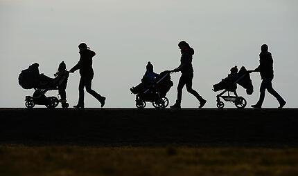 Dass der Kinderwunsch immer seltener verwirklicht wird, liegt auch am gesellschaftlichen Klima, das es Familien – und damit vor allem Frauen – nach wie vor schwer macht. Dass der Kinderwunsch immer seltener verwirklicht wird, liegt auch am gesellschaftlichen Klima, das es Familien – und damit vor allem Frauen – nach wie vor schwer macht.