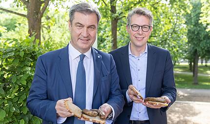 Ministerpräsident Söder und Minister Markus Blume mit fränkischen Bratwürsten. Das Problem der Posts #söderisst war nicht der ungewöhnliche Angang, sondern, dass sich die Botschaft in der Bratwurst erschöpfte . Ministerpräsident Söder und Minister Markus Blume mit fränkischen Bratwürsten. Das Problem der Posts #söderisst war nicht der ungewöhnliche Angang, sondern, dass sich die Botschaft in der Bratwurst erschöpfte .