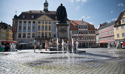 Wasserspiele am Marktplatz vor dem Coburger Rathaus Wasserspiele am Marktplatz vor dem Coburger Rathaus
